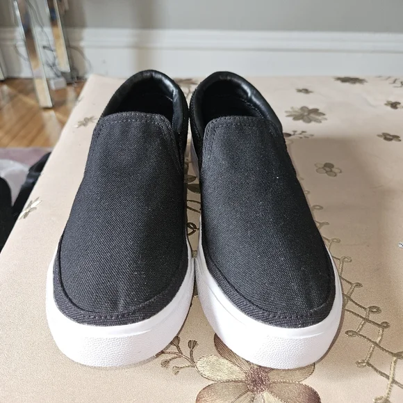 NWOB  Nike Black and White Espadrilles - Picture 2 of 6